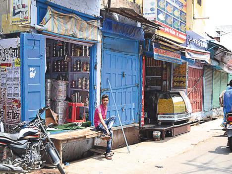 Mixed effect of market closure