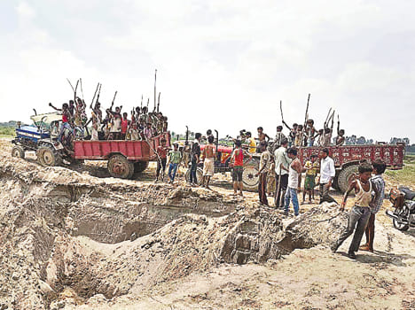 Throwing contractor to sand, tractor drivers strike