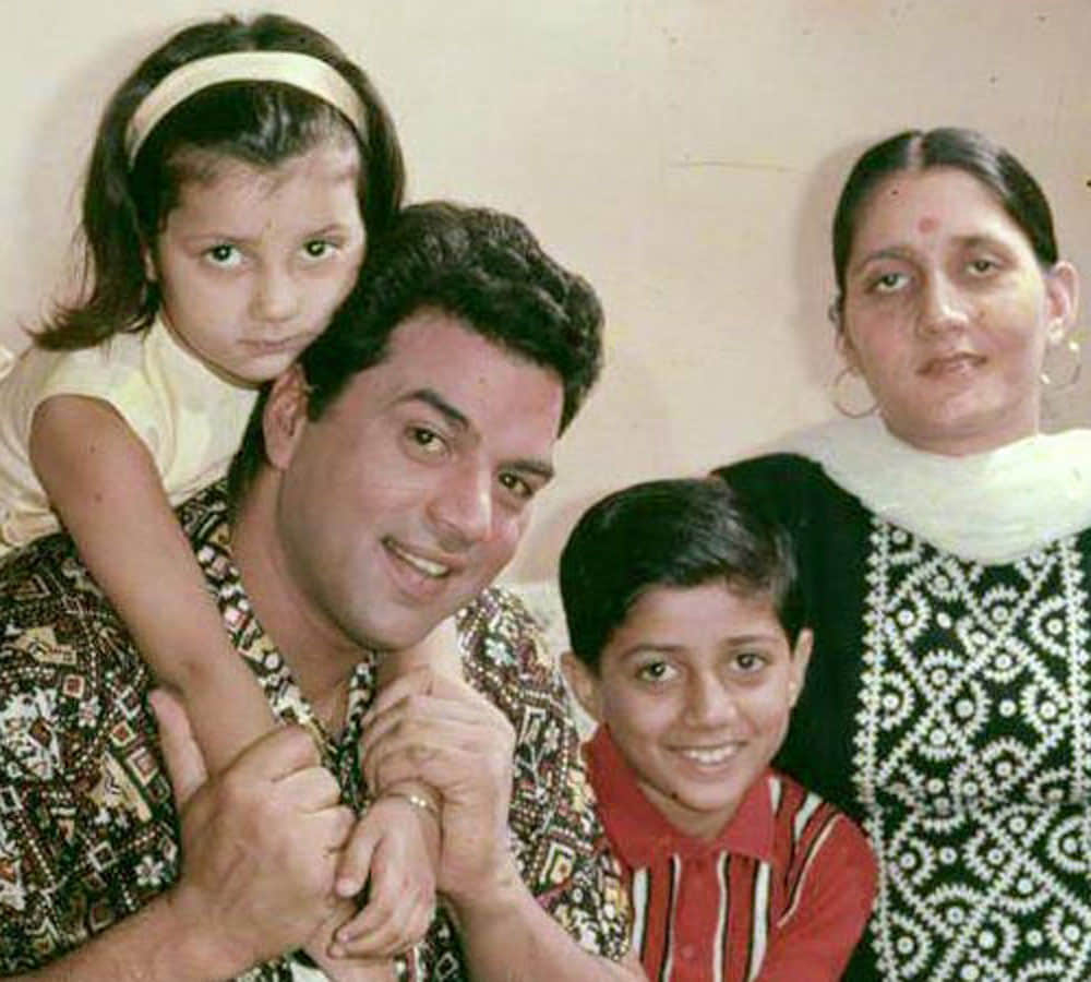 dharmendra celebrate valentines day with his first wife prakash kaur