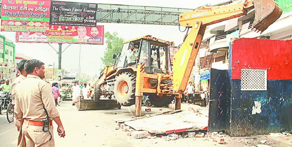 The officers who landed on the streets, removed encroachment, police outpost dropped by JCB