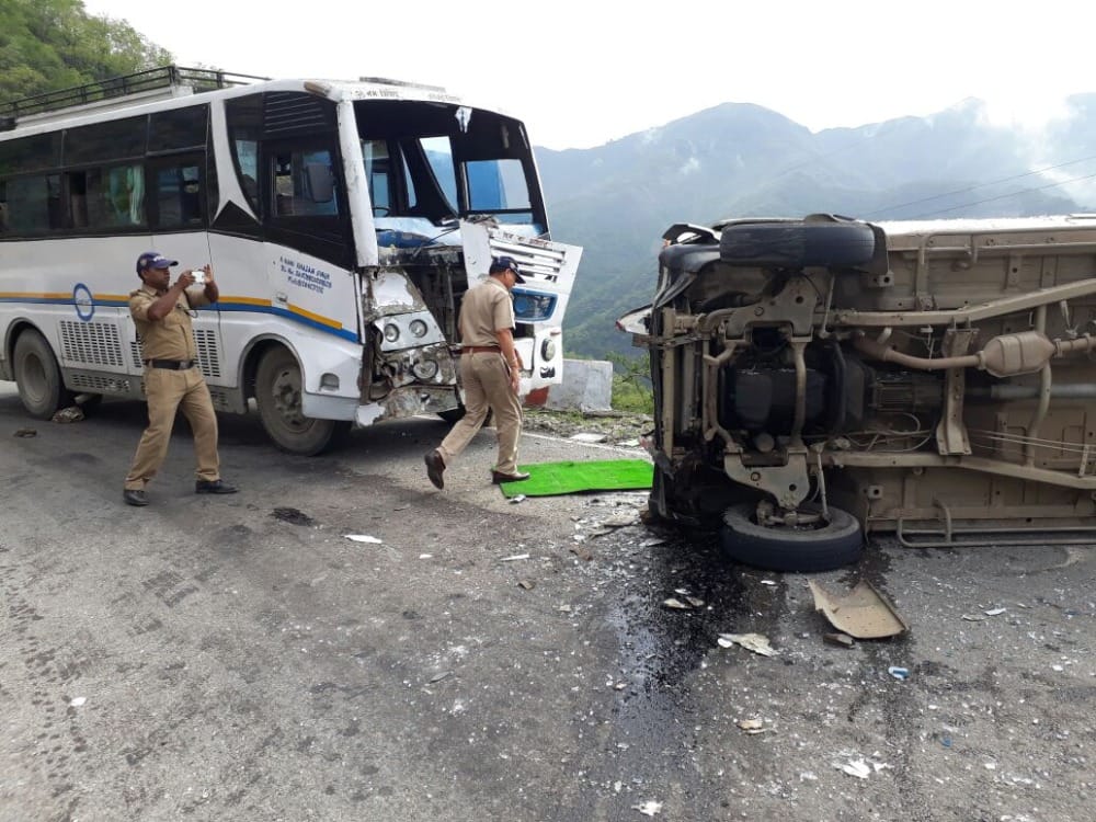 bus hit vehicle on badrinath highway