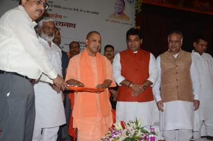 बिजली उपकेंद्रों का लोकार्पण करते सीएम योगी