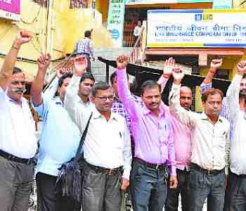 LIC agents protest