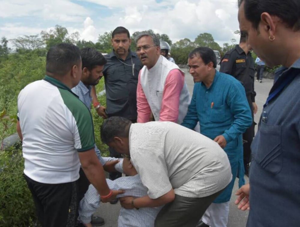 chief minister trivendra singh rawat helped injured man