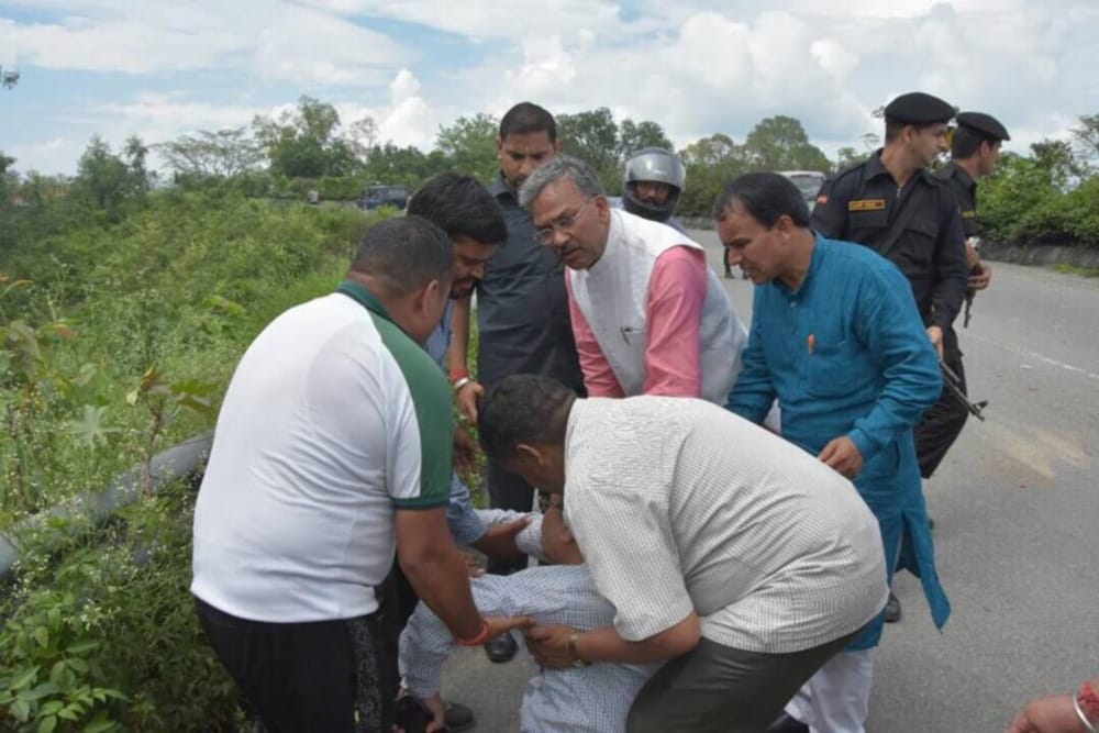 chief minister trivendra singh rawat helped injured man