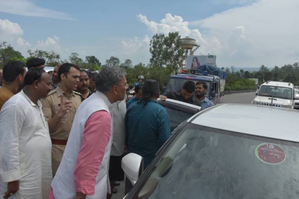 chief minister trivendra singh rawat helped injured man