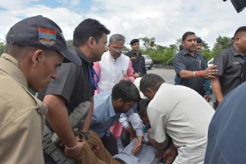 chief minister trivendra singh rawat helped injured man
