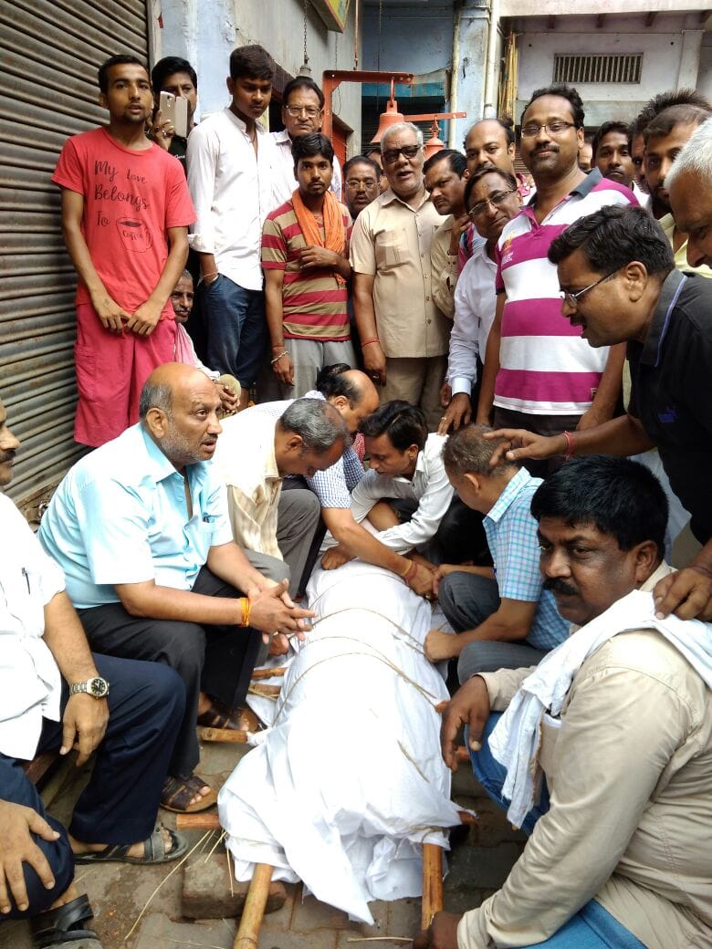 in agra trader burn effigy of gdt and arun jaitly