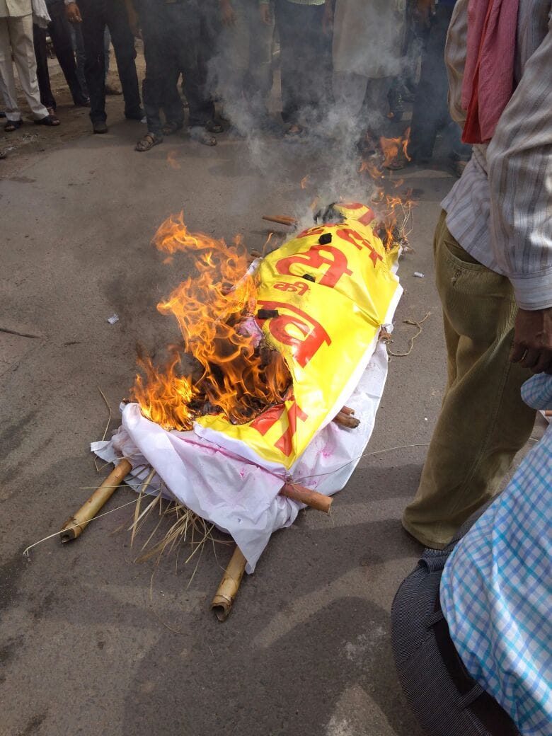 in agra trader burn effigy of gdt and arun jaitly