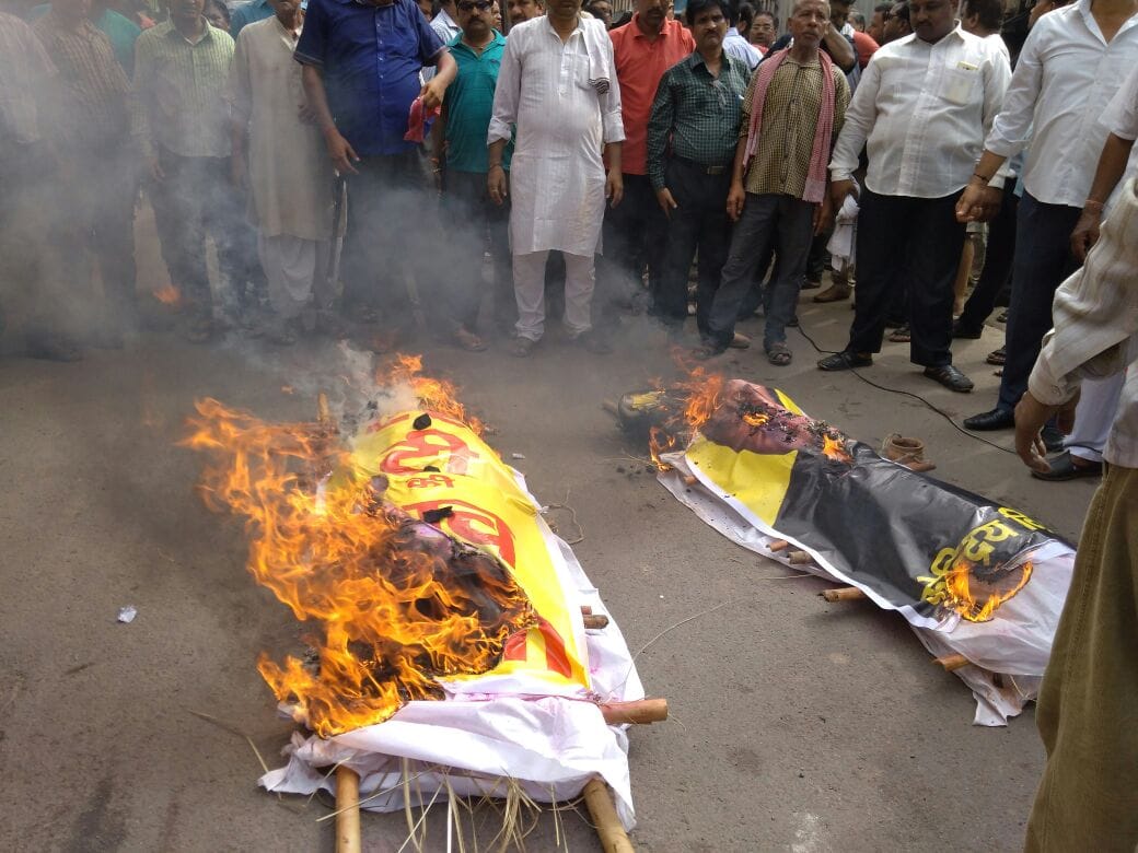 in agra trader burn effigy of gdt and arun jaitly