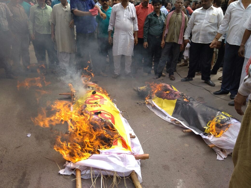 in agra trader burn effigy of gdt and arun jaitly