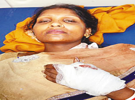 Girlfriend stops wife for preventing her from entering the house
