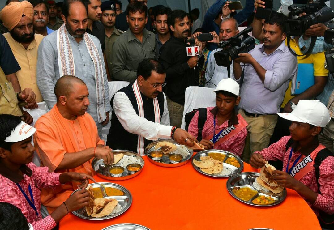 cm adityanath tastes midday meal with up school kids 