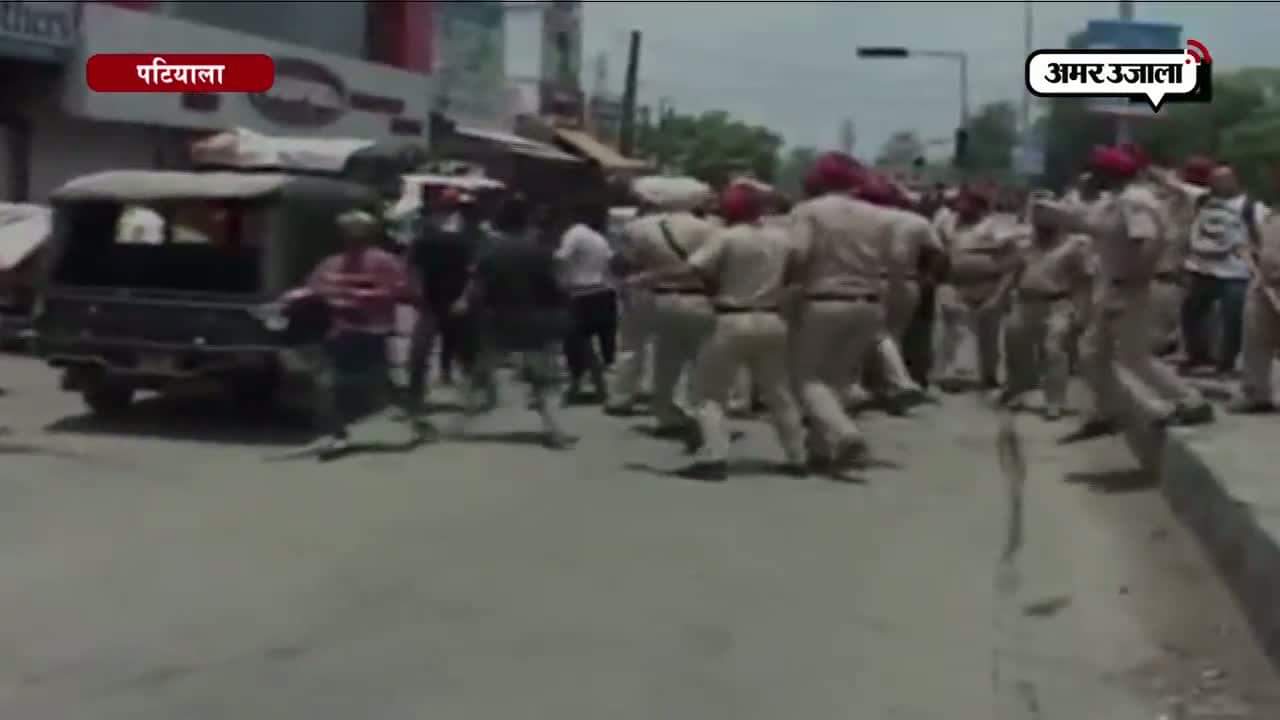 पुलिस की लाठियां