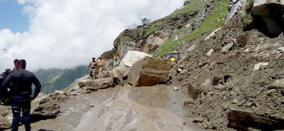 landslide on manali leh road