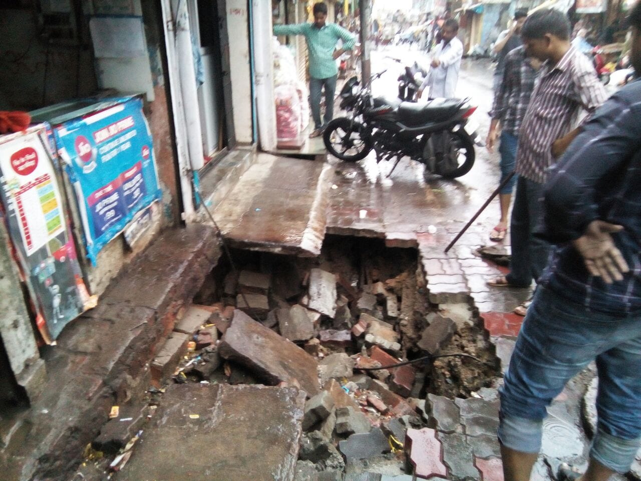 lucknow people suffered drainage system proble after frist rain