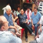 बेटी की मौत पर रोते-बिलखते परिजन। 