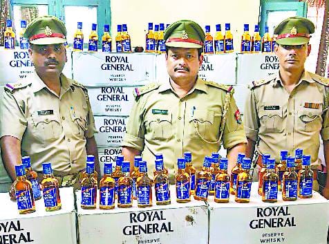 भूसे से भरे ट्रक में पकड़ी 20 लाख की शराब, तस्कर भागे