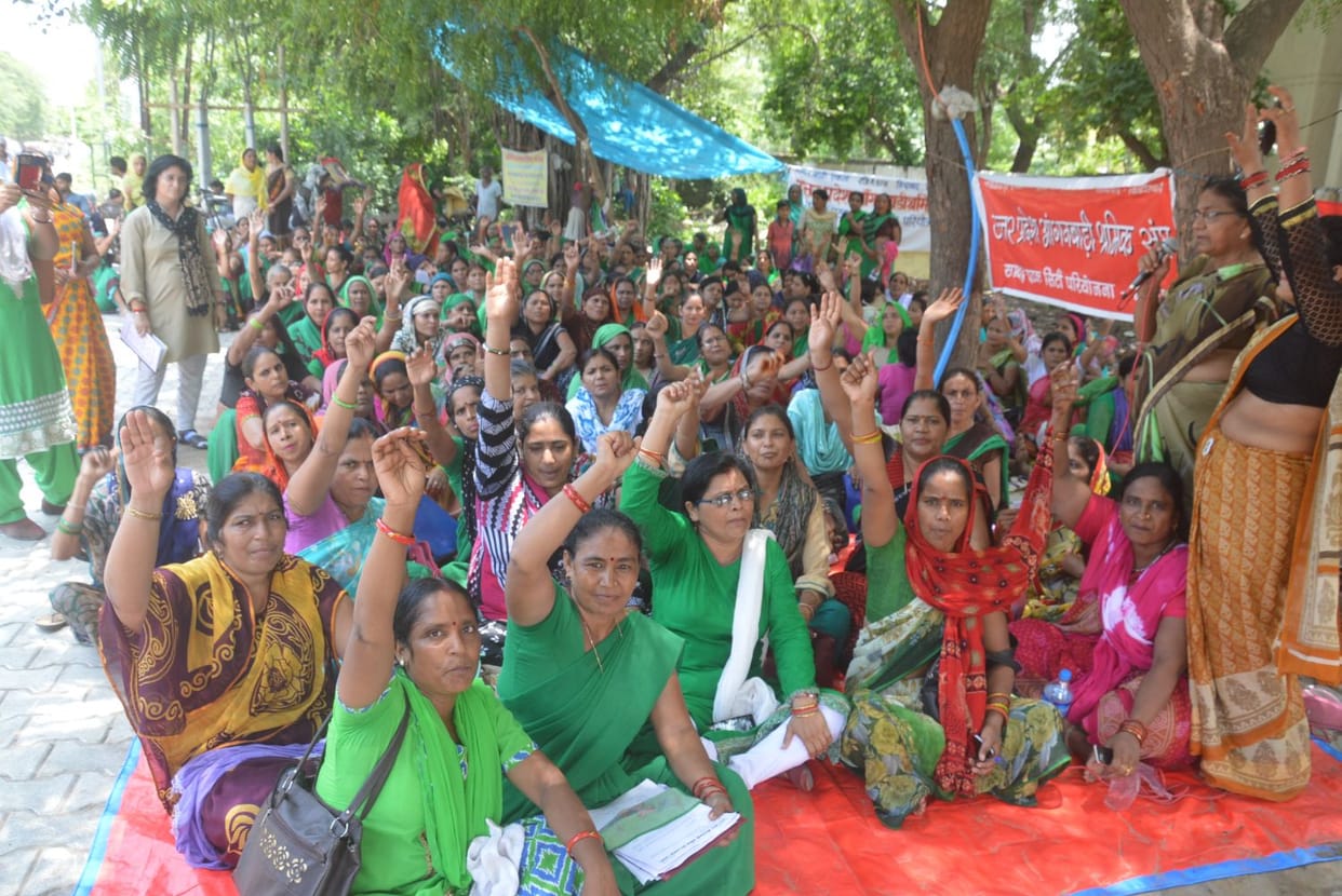 आंगनबाड़ियों ने घेर लिया कलक्ट्रेट, तीन घंटे फंसे रहे अधिकारी