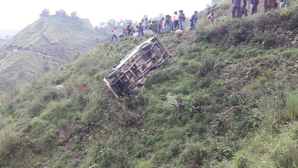 road accident in sahiya, seventeen people injured