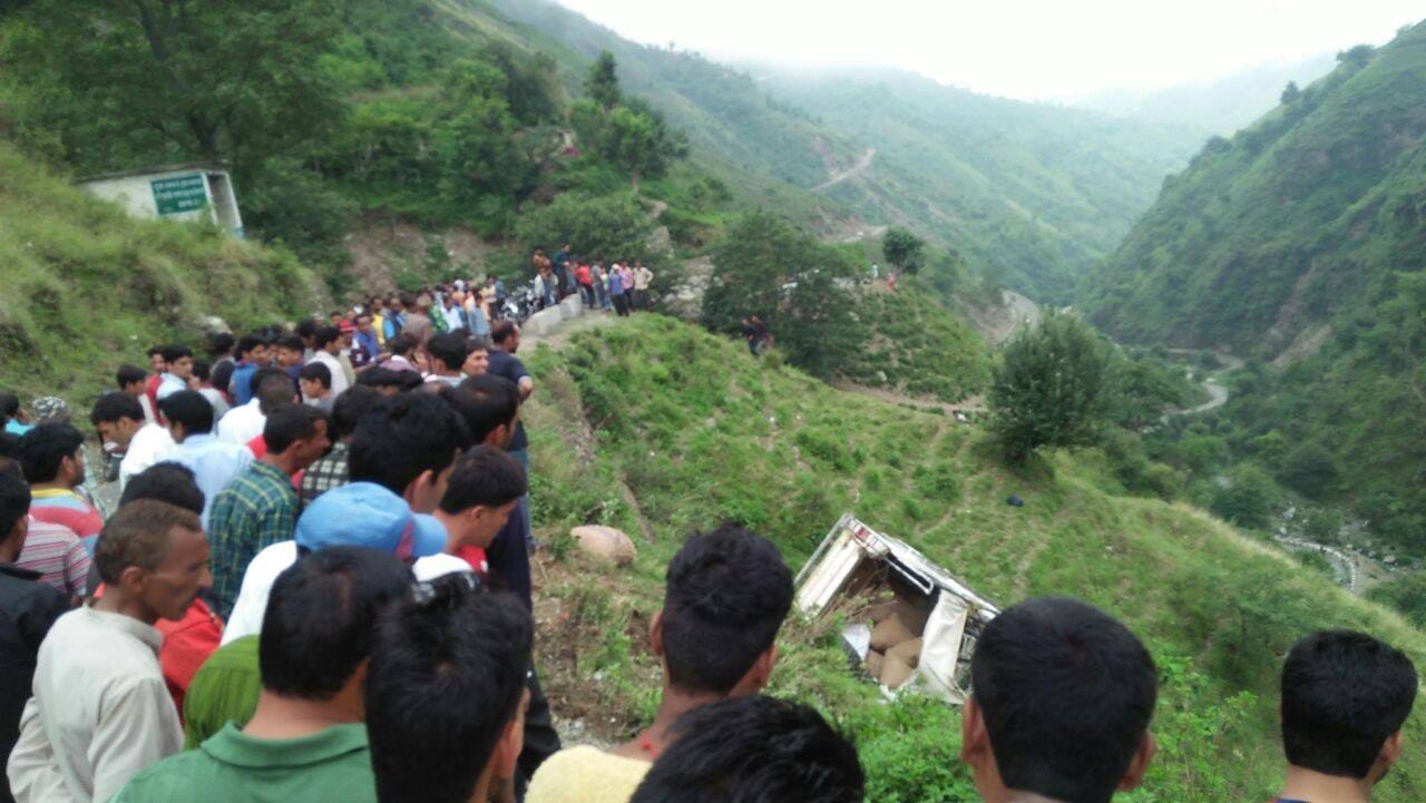 road accident in sahiya, seventeen people injured