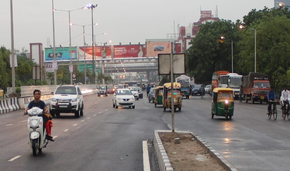 youth use to dunk and drive on over speed on noida elevated road