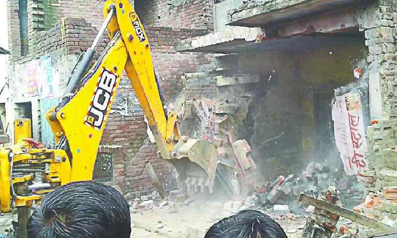 Many illegal shops and buildings were demolished