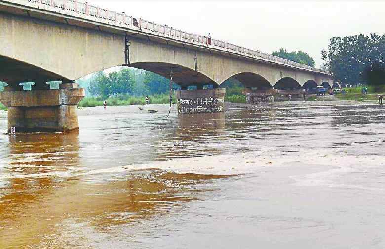 Water level of Yamuna increases with constant rain on mountains