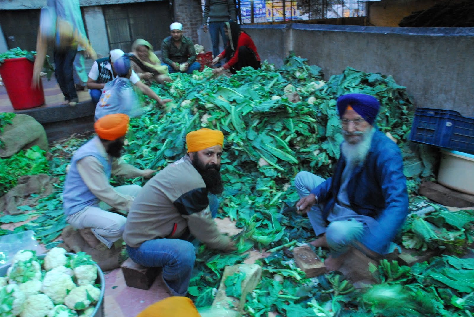 baba ramdev donated 918 kg khichadi kitchen wear to golden temple amritsar