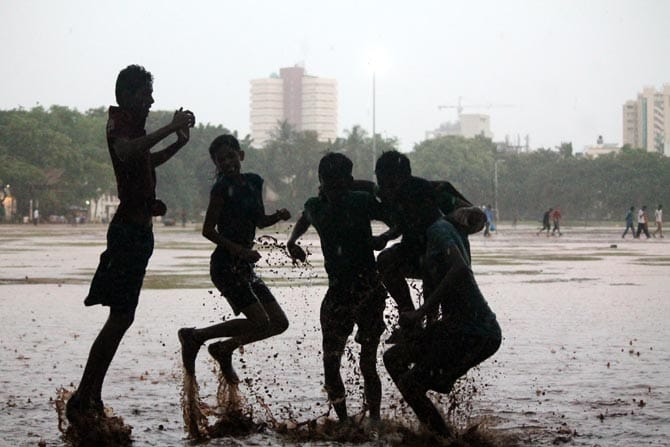  Heavy rains lash Mumbai, Enjoy such a rain see photos