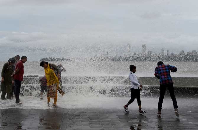 Heavy rains lash Mumbai, Enjoy such a rain see photos