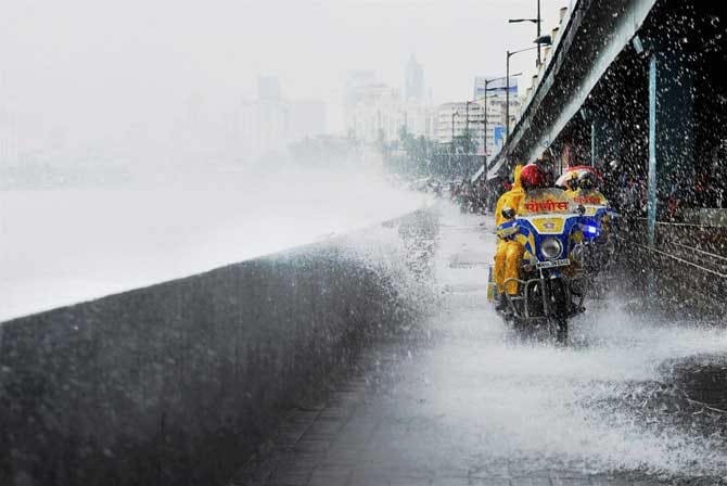  Heavy rains lash Mumbai, Enjoy such a rain see photos