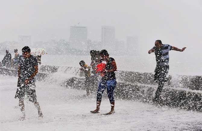  Heavy rains lash Mumbai, Enjoy such a rain see photos