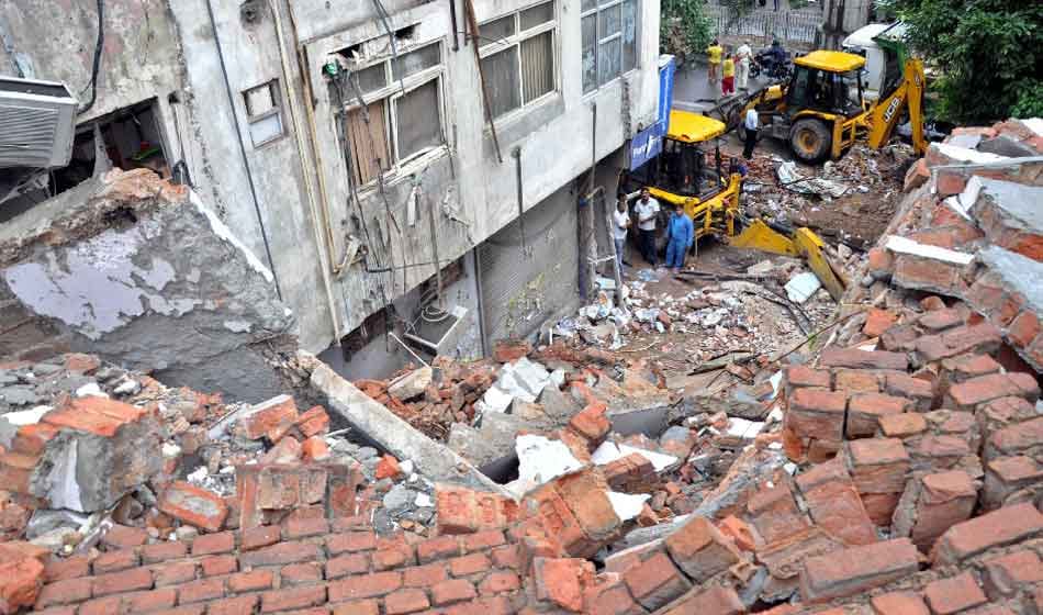 four story building collapsed in delhi five injured
