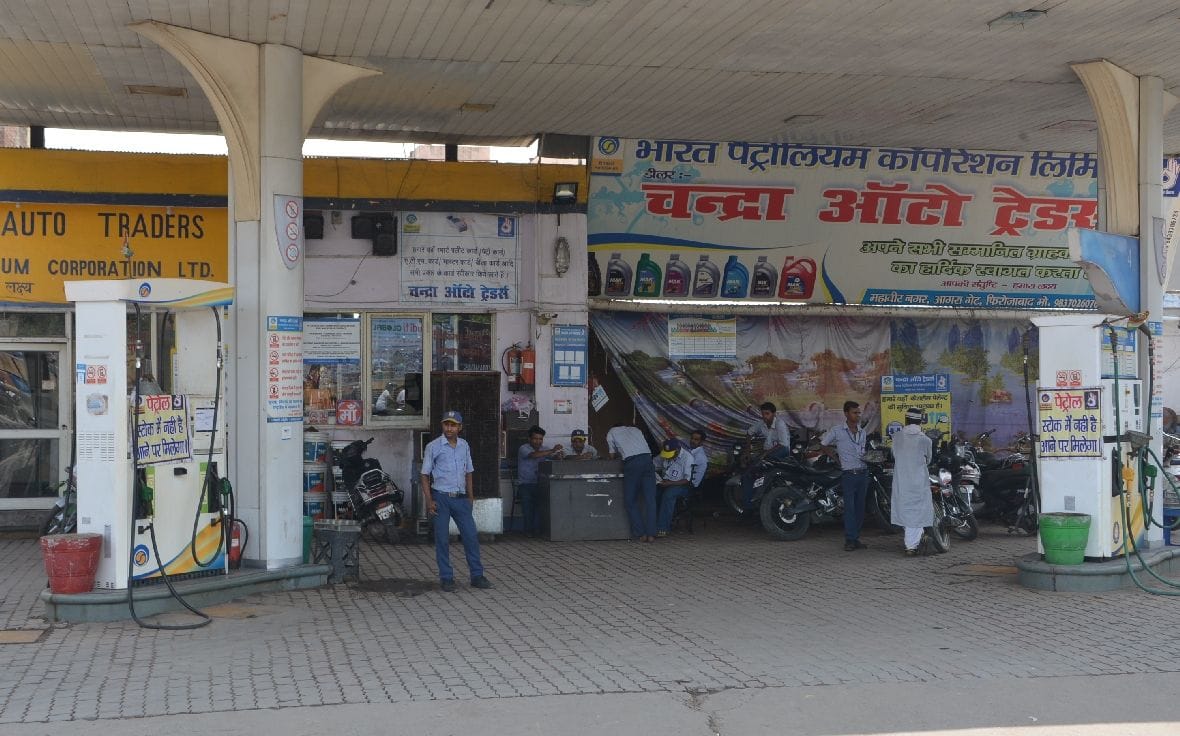 अब पेट्रोल का संकट गहराया