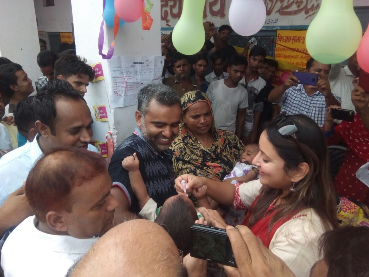 डीएम ने बच्चों को पिलाई पल्स पोलियों की दवा