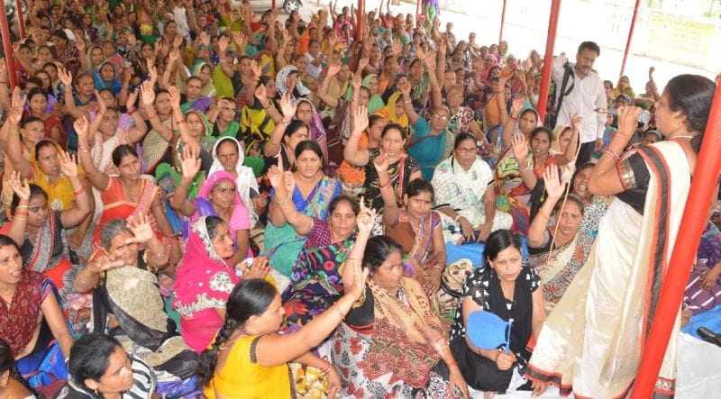 केंद्र बंदकर आंगबाड़ी कार्यकत्रियों ने किया प्रदर्शन