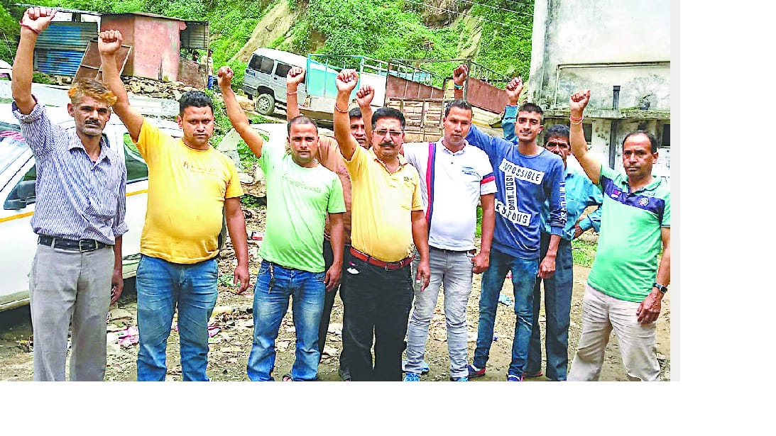 Taxi drivers demonstrate about drains