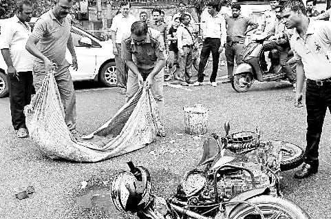 बडे़ डाकखाने के पास बस से कुचलकर महिला की मौत, हंगामा