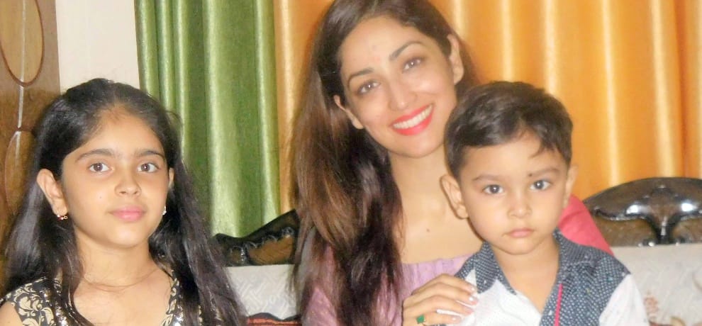 Bollywood Actress Yami Gautam pays obeisance at jwalamukhi Temple Kangra Himachal Pradesh