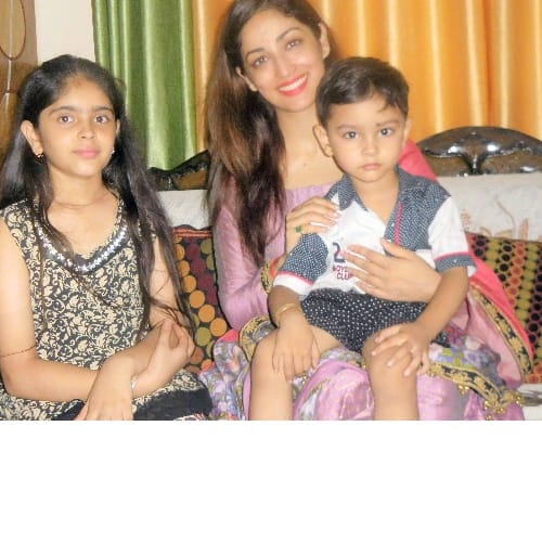 Bollywood Actress Yami Gautam pays obeisance at jwalamukhi Temple Kangra Himachal Pradesh