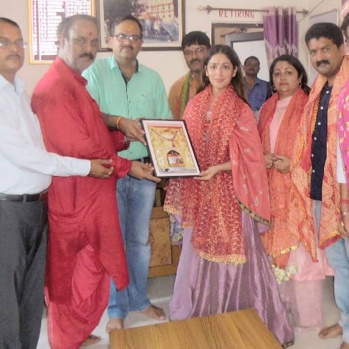 Bollywood Actress Yami Gautam pays obeisance at jwalamukhi Temple Kangra Himachal Pradesh