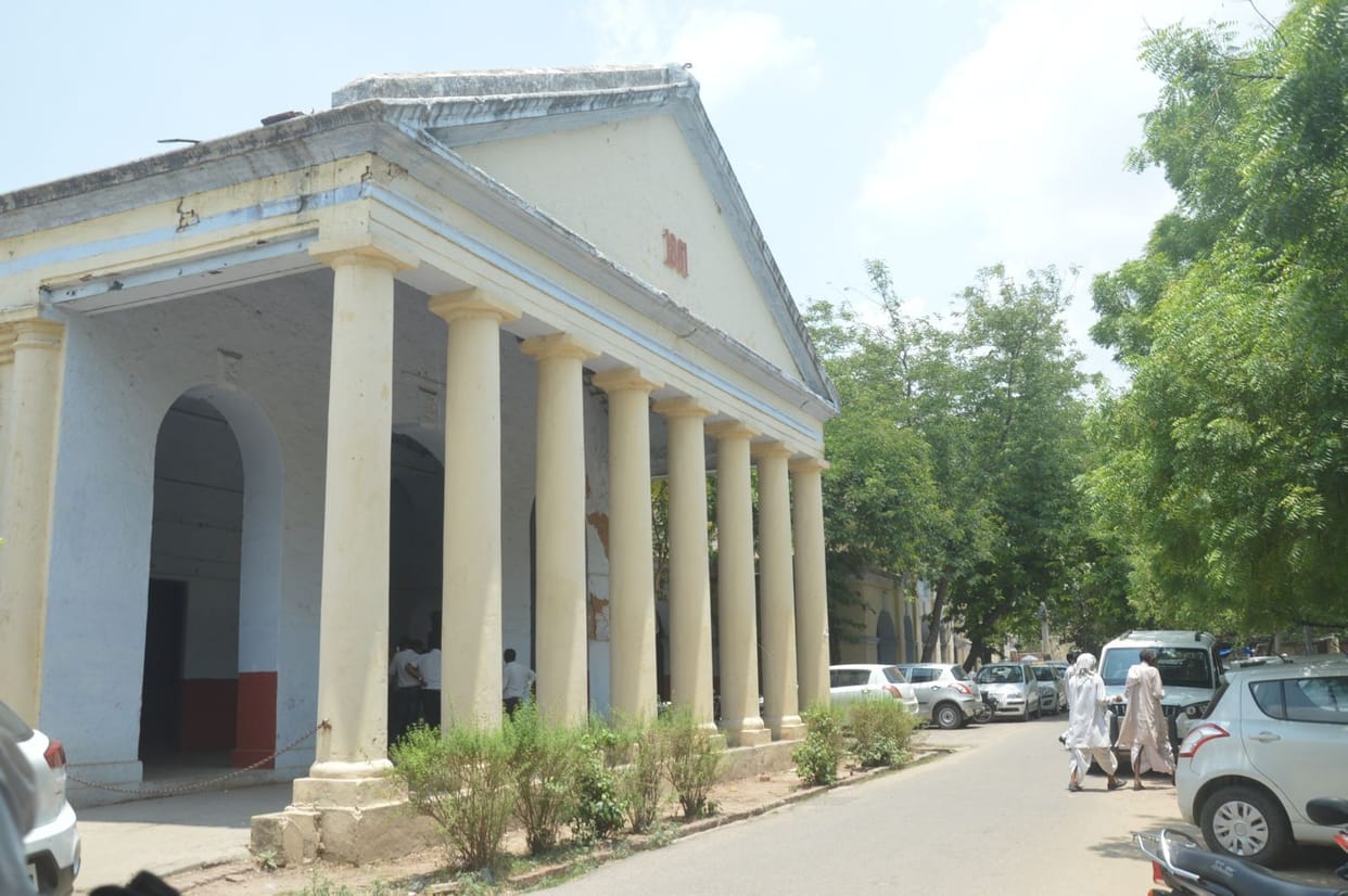 कलक्ट्रेट के 156 साल पुराने भवन में चल रहे हैं कार्यालय