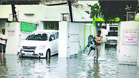 What to say about the city, when the water filled in the house of the Municipal Commissioner