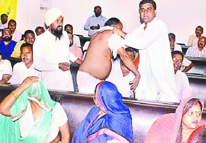 Commotion in District Panchayat's meeting in bijnor