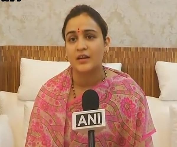  aparna yadav clearfies on grant given to her NGO by akhilesh government.