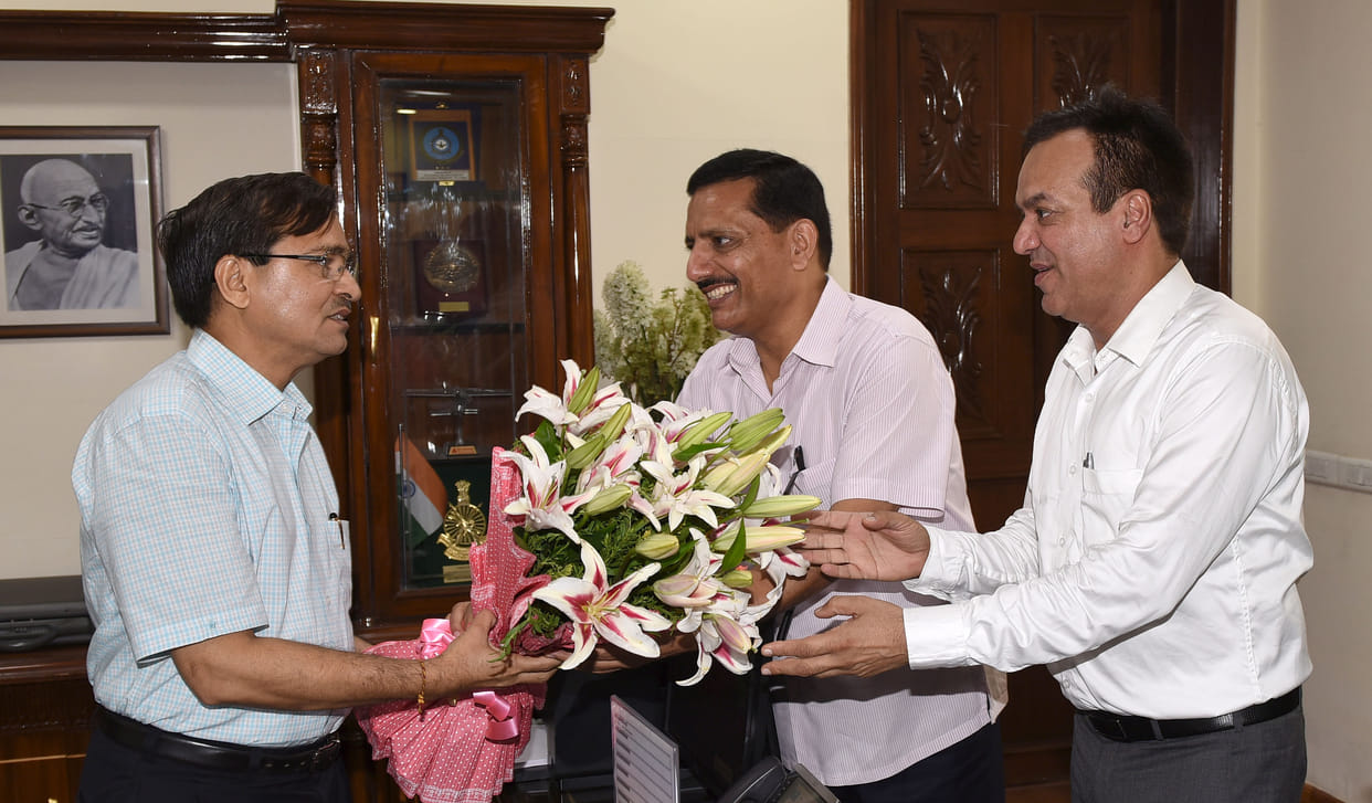 Officials congratulate CS