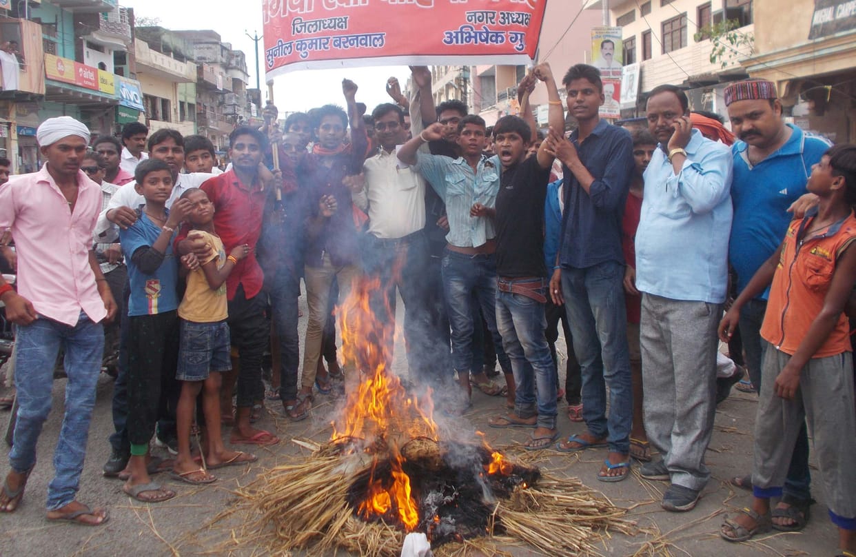 फूंका आजम खां का पुतला
