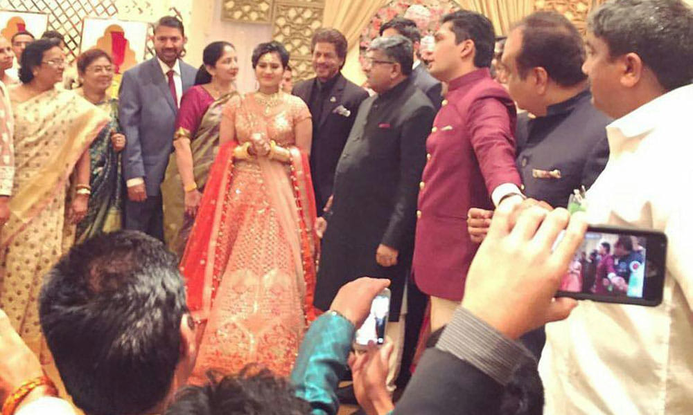 shah rukh khan attends union minister ravi shankar prasad daughter aditi wedding