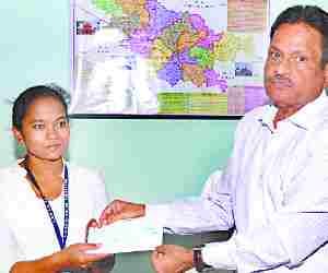 DM gave cheque to bright students